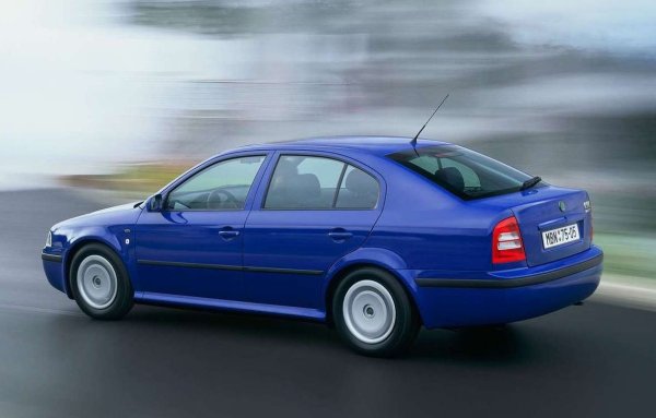 Първата Octavia, произвеждана от 1996 до 2010, изгради репутацията на Skoda. Той е създаден на платформата на Golf IV и наследява неговите прости механични решения, които са най-голямото му предимство днес. На вторичния пазар това е един от най-евтините автомобили от C-сегмента и има много предложения. Моделите с препоръчителния 1.6 MPI LPG двигател имат добро оборудване, но и голям пробег. 

Двигателят 1.6 MPI, наличен във версии с мощност 75, 100 и 102 к.с., е агрегат с многоточково индиректно впръскване и компенсация на хидравличния просвет на клапаните, тоест хидравлични ровдигачи, като това е перфектната комбинация за газовата система от четвърто поколение. 
