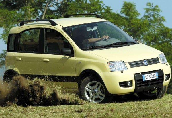 Второто поколение Panda, произведено в полския завод на Fiat в Тихи, беше един от най-популярните малки автомобили на някои пазари. Това означава огромно предлагане на пазара втора ръка и съответно по-ниски цени. Правоъгълното петвратно купе е изненадващо просторно за тези външни размери и лесно побира двама възрастни отпред, две деца отзад и малко багаж.

И двата популярни бензинови двигателя &ndash; 1.1 с 54 к.с. и 1.2 с 60 к.с., са подходящи за инсталация на LPG. Fiat дори предложи за Panda фабрична газова уредба на марката Tartarini. И двата двигателя на Panda обаче изискват регулиране на вентилационното пространство при преминаване на газ, което трябва да се вземе предвид при разходите за поддръжка. 