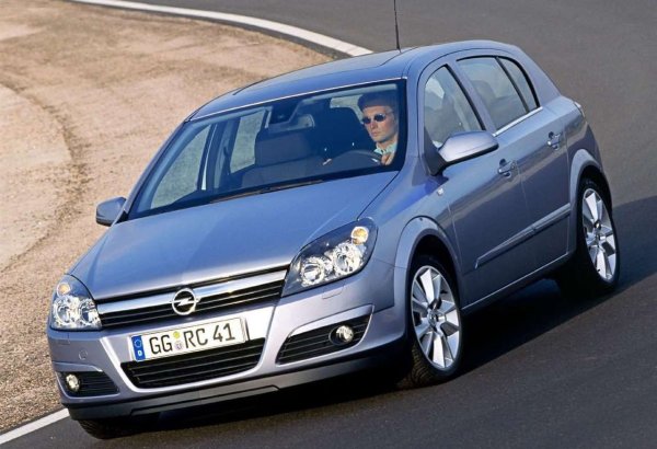 Третото поколение Astra, произвеждано от 2004 до 2014, е компактен автомобил, който предлага изненадващо много на цена до 3000 евро &ndash; шест въздушни възглавници, ESP, а в по-добре оборудвани копия дори адаптивни ксенонови фарове. През 2004 получи пет звезди от Euro NCAP.

При избора на LPG двигател трябва да бъдете внимателни. Популярните 1.6 и 1.8 мотори с кодове Z16XEP, Z16XER и Z18XER нямат хидравлични повдигачи, което означава, че са необходими редовни корекции. В същото време двигателите 1.4 и 1.8 със 125 к.с. имат такава система и не изискват регулиране, докато версията 1.8 със 140 к.с. го изисква. Най-разумният избор е 1.4 &ndash; има многоточково впръскване, а ангренажният ремък се сменя на всеки 60 000 км, но като цяло е издръжлив агрегат с ниски изисквания за поддръжка.
