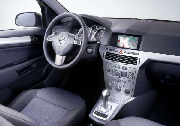 Както подчертават от Cito Auto Gaz, независимо от модела на автомобила, е от решаващо значение системата за запалване да се поддържа в много добро състояние. При работа на газ всички слабости при запалването се разкриват по-бързо, отколкото при бензина &ndash; пропуски при запалване, които едва се забелязват при бензин, се превръщат в явен проблем при LPG.

Типичните дефекти при Astra H включват счупени пружини на окачването, разхлабен волан и износени кормилни щанги, но всички тези ремонти са евтини. Моделите от преди фейслифта от 2007 обикновено имат проблеми с електрониката на управлението на двигателя, които се проявяват като неудобства &ndash; в повечето случаи се решават чрез софтуерна актуализация. Ръждата не е сериозен проблем &ndash; тя се появява най-много по капака на багажника и ръбовете на вратите.

Изборът на употребявана Astra III е голям. Клиентите могат да избират между различни типове каросерия &ndash; от триврат хечбек, през 5-врата версия, до по-практичното комби.
