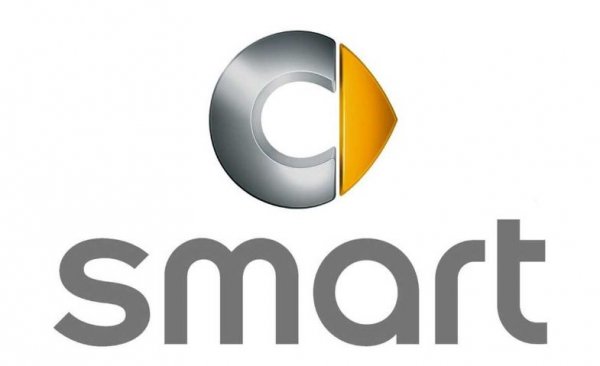 Марката Smart първоначално се нарича MCC (Micro Compact Car AG), но през 2002 година е прекръстена на Smart GmbH. Повече от 20 години тя произвежда малки коли (ситикар) и именно тяхната компактност е зашифрована в голямата буква &bdquo;С&ldquo; (compact), която представлява и основа на логото. Жълтата стрелка вдясно символизира прогрес.
