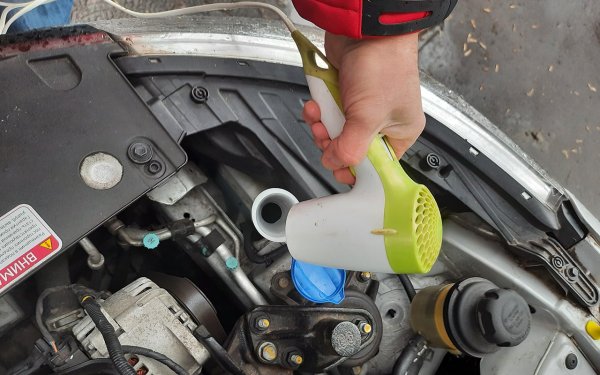 Препоръчително е да използвате домакински сешоар. В сравнение с индустриалния, той е по-безопасен за автомобилните части. Потокът от горещ въздух трябва да бъде насочен към гърлото на резервоара. В допълнение можете също да загреете страничната стена на резервоара.