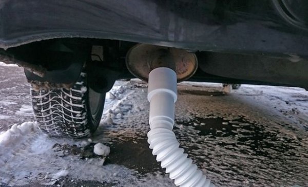 Подобен подход може да се използва и за размразяване на спирачките. В случая имате нужда от обикновен градински маркуч, единият край на който е поставен върху изпускателната тръба, а другият е насочен към замръзналата част. По същия начин можете да насочите потока от топли отработени газове в разширителния резервоар.