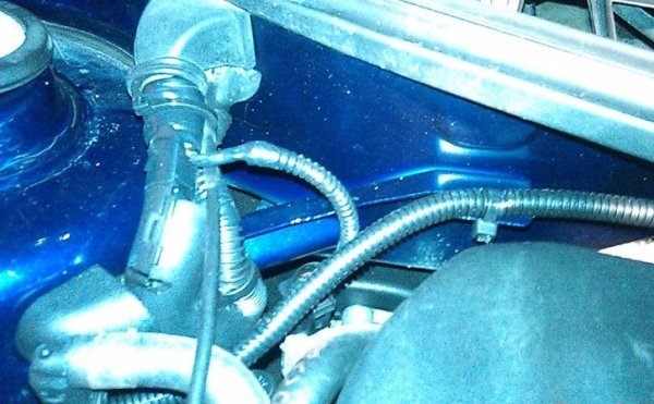 Може би знаете, че с помощта на лампа с нажежаема жичка шофьорите на камиони размразяват дизеловото гориво в резервоарите за гориво. За да размразите резервоара, ще ви трябва крушка с мощност 21 W и два проводника с дължина няколко метра. Лампата се поставя в резервоара, а проводниците се свързват директно към акумулатора. В този случай обаче размразяването ще бъде дълго и от съображения за безопасност процесът ще изисква постоянно наблюдение.