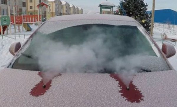 За да размразите дюзите, можете да прикрепите към тях найлонов плик с гореща вода. На достъпни места тръбите могат да бъдат леко смачкани с ръце и по този начин да се унищожи ледът вътре.
След като резервоарът се загрее и помпата може да работи, маркучите за миене на предното стъкло трябва да се промият с концентриран миещ препарат.