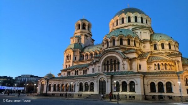 Вероятно бихте очаквали най-населеният и с най-много автомобили град в страната (да не говорим за приходящия трафик) да има и най-опасното движение но пътищата, но всъщност е обратното. На територията на София-град стават по-малко ПТП, отколкото на територията на Пловдивска област, при нейното наполовина по-малко население. Загиналите в столицата през миналата година са 52-ма, като пиковете са през май, октомври и декември - по 7 жертви. 
Катастрофи на 100,000 жители: 49.6
