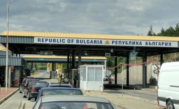 Основният принос за катастрофите в Благоевградско е, разбира се, на международния път Е79 към Гърция. Неслучайно най-опасният месец в годината е август, следван от май, юли и септември. Жертвите през миналата година са 14. 
Катастрофи на 100,000 жители: 91
