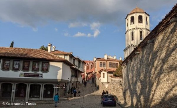 Пловдивска област успява да бие дори София-град по брой тежки катастрофи през миналата година. Но жертвите на 100,000 жители са доста под средното за страната. Най-опасният месец е бил декември, около коледните празници. 
Катастрофи на 100,000 жители: 109.8
