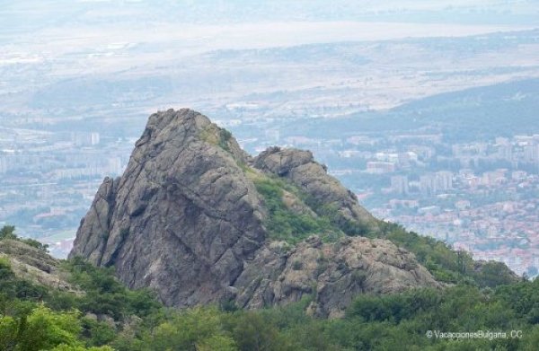 Общо 13 жертви по пътищата на Сливенска област, при 137 тежки инцидента. Най-опасните месеци са били юли, ноември и декември. 
Катастрофи на 100,000 жители: 75.3
