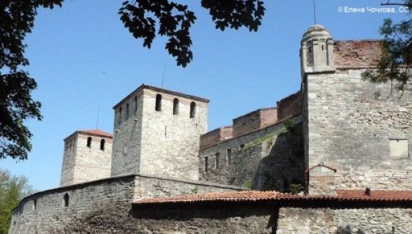 Потресаващото състояние на международните пътища, по които се движат много камиони, е главната причина за повечето злополуки. Жертвите са 6, основно през летните месеци. 
Катастрофи на 100,000 жители: 87.4
