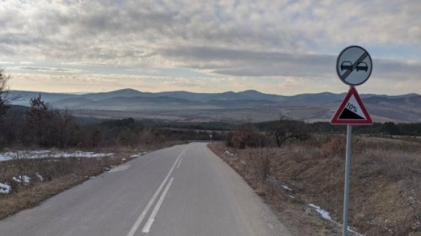 Общо през 2021 по българските пътища са загинали 561 души - повече от 2020, когато локдауните и ограничаването на международния трафик доведоха до рекордно ниско число, но доста по-малко от 628-те жертви през 2019. Изчислението е според данните за населението от миналогодишното преброяване. 
