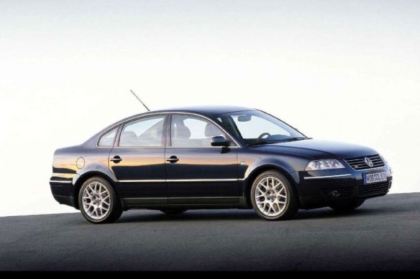 Модификацията с 4,0-литров W8 излиза през 2001 г. Това е първият в света сериен W-образен мотор, като той е в основата на излезлия по-късно W12, а също така и на W16-двигател на Bugatti Veyron. Версията Volkswagen. Passat W8 развива 275 к.с. и 370 Нм, като ускорението от 0 до 100 км/ч отнема 6,5 секунди. Задвижването е към четирите колела, а скоростните кутии &ndash; 6-степенна механична и 5-степенен автомат. Този автомобил излиза и като комби.
