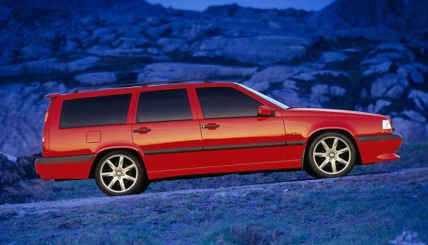 Моделът е представен през 1991 г., когато излиза седанът. Той заменя автомобилите от сериите 200 и 700. През 1993 г. дебютира комбито, което е оборудвано с нов 2,3-литров турбомотор Т5. Година по-късно двигателят е форсиран до 250 к.с. (версията T5-R), като той се поставя както на седана, така и на комбито. Ускорението от 0 до 100 км/ч отнема 6,7 секунди, а максималната скорост е 250 км/ч. Дори в наши дни комбито Volvo 850 си остава един от най-бързите автомобили в този клас.
