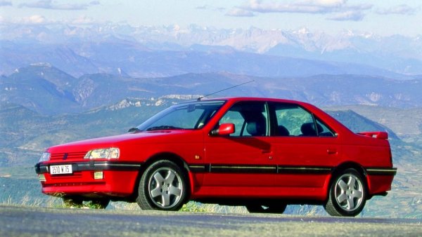 Топ-версията на модела е представена през 1993 г., като от нея са произведени едва 1061 автомобила. От тях 60 бройки са предадени на френската полиция, а останалите са пуснати в свободна продажба. Под капака е поставен 2,0-литров турбомотор с 220 к.с., комбиниран със система за задвижване на четирите колела. Седанът ускорява от 0 до 100 км/ч за 7,1 секунди, което е добро постижение дори по днешните стандарти.
