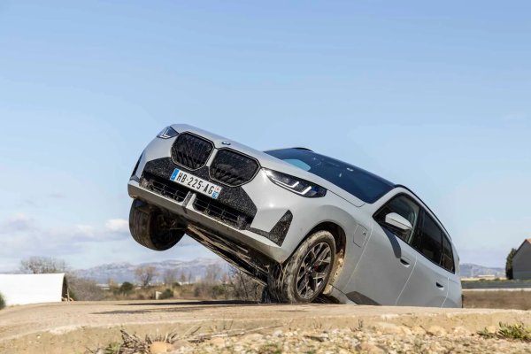 Вместо в подножието на Алпите BMW тества автомобилите си в Южна Франция - на място, където други хора отиват на почивка. Miramas е строго охраняваният централен тестови комплекс на BMW Group за BMW, MINI, Rolls-Royce и BMW Motorrad.

Той разполага с над 65 км трасета, средиземноморски климат и възможност за целогодишна експлоатация. Всяка година около 4000 прототипа преминават през високоскоростни изпитания, тестове за управляемост, слалом и програми върху разбити пътища. Miramas допълва зимните тестове на производителя в северните райони. За инженерите на BMW почивка просто няма.
