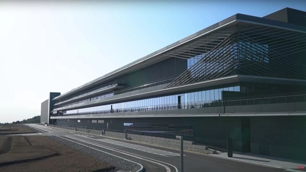 Shimoyama не е обикновен тестови полигон. Това е цяла философия. Toyota създава тук един от най-модерните развойни центрове в света - комбинация от състезателна писта, извънградски пътища, градска среда и различни симулации.

В комплекса са пресъздадени завои от известни писти, градски кръстовища, тесни участъци и типични ежедневни ситуации на пътя. Тук се разработват моделите на Lexus, спортните автомобили GR и бъдещите електрически платформи. Не с груба сила, а с прецизност.
