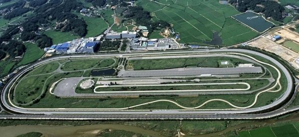 Namyang е в сърцето на корейския автомобилен възход. Hyundai, Kia и Genesis тестват тук всичко - от градски автомобили и луксозни седани до електромобили и спортни модели. Овални трасета, високоскоростни участъци, лаборатории за NVH, симулации на екстремни горещини и студ - всичко е събрано на едно място.

Namyang е родното място на спортните модели N. Разработката се допълва от специализирания център на северната отсечка на N&uuml;rburgring. Няма i30 N без "Зеления ад". Както Джеки Стюърт казваше навремето: "Ако един автомобил е бърз тук, той е бърз навсякъде."
