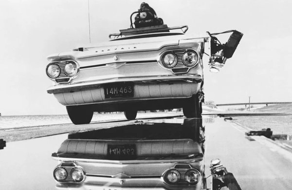 General Motors провежда изпитания в Milford още от 1924 г. Това е един от най-старите автомобилни тестови центрове в света. Cadillac, Chevrolet, Corvette - всички те преминават през изпитания за комфорт, издръжливост и висока скорост. Milford е историята на американското автомобилно инженерство, отлята в асфалт.
