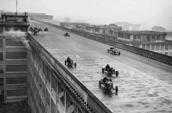 Lingotto в Торино е може би най-впечатляващата тестова писта в индустриалната история - тя се намира на покрива на бившия завод на Fiat. Откритата през 1923 г. производствена линия на Fiat се изкачвала спираловидно нагоре през сградата. Най-отгоре се намирала тестовата писта. Днес Lingotto е културен и изложбен център. Пистата обаче все още съществува - като паметник на една епоха, когато автомобилите буквално се раждали над покривите на града.

