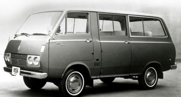 HiAce на Toyota е представен през 1967 г. с познатия дизайн, предлагащ различни версии като транспортер, пикап или кемпер.
Това може и да е отговорът на Toyota на Volkswagen Type 2, но предлага достатъчно, дори повече от това, което предлагат германците.

Като начало колата е задвижвана от набор от много по-прецизни двигатели с водно охлаждане, които не тракат като монети в пералня.

Разработката и производството на HiAce се ръководи от Toyota Auto Body Works, дъщерна фирма, която преди това се фокусира върху търговски превозни средства, включително Land Cruiser.
Тъй като манията по вановете залива Япония, благодарение до голяма степен на модела HiAce, до 2017 г. от модела са продадени около 6 млн. броя.

