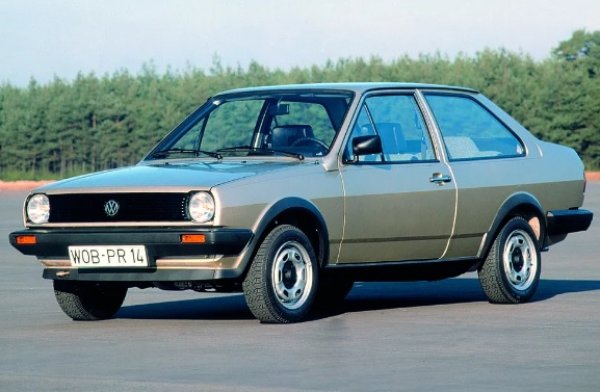 Предлага се в конфигурации на каросерията с наклонена задна врата, почти вертикална задна врата и в любопитна триобемна двувратка. Във всеки случай и трите предлагат много повече място. Най-запомнящият се модел е Polo Coup&eacute; GT40 с двигател 1300, който осигурява 113 к.с.
