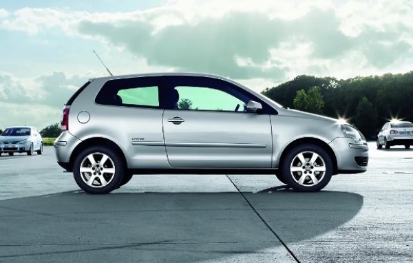 За първи път Polo предлага странични въздушни възглавници - в допълнение към ABS спирачки и серво управление. Що се отнася до неговия дизайн, той дебютира с любопитна предна част с четири независими фара, които в края на своя &bdquo;жизнен цикъл&ldquo; ще бъдат променени с по-конвенционална оптика. Версията GTI увеличава потенциала си до 150 к.с. благодарение на двигател 1800. Е, в лимитираната версия Cup достигна 180 к.с.