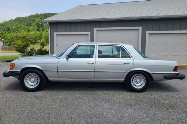 450SEL e върховата, най-спортна версия на първото поколение на S-класата (W116). Представена е през 1974 на автосалона в Женева. Произвежда се между 1975 и 1981, но в много ограничена серия - едва 7380 екземпляра. От тях 1816 коли са от специалната серия за САЩ, от която е и конкретният автомобил. 
