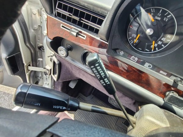 За Европа и азиатските пазари 450SEL развива 290 конски сили максимална мощност при 4250 оборота в минута, и има максимален въртящ момент от 546 нютонметра. Изискванията за емисиите в САЩ обаче принуждават компанията да намали степента на сгъстяване на северноамериканската версия и при нея мощността е само 253 коня, при максимум 488 Нм въртящ момент. Щатският 450SEL има и катализатор, който изисква безоловен бензин. 
