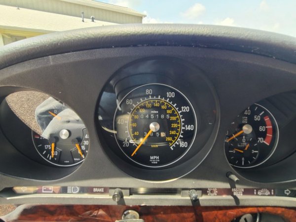 След дълги години на догадки френският режисьор Клод Льолуш призна, че е използвал именно 450SEL за своя легендарен кратък филм C'еtait un rendez-vous (Беше една среща). Филмът, заснет от предницата на автомобил, показва лудешко каране по улиците на сутрешен Париж, на моменти със скорост над 200 км/ч. Камерата е била прикачена към мерцедеса, макар после Льолуш да добавя звук от Ferrari при монтажа. 
450SEL има и други популярни роли в киното - примерно в "Ронин" с Робърт де Ниро и Жан Рено, и в "Изгубената магистрала" на Дейвид Линч. 
