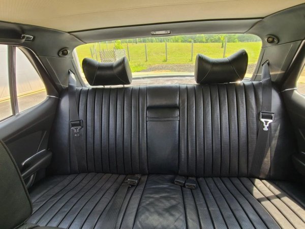 Макар да струва с над 25,000 марки повече от обикновената S-класа през 70-те, 450SEL ползва почти същия интериор като нея. Разликите са в дървените декорации по таблото, бутона за променяне на височината на окачването, и две допълнителни лампички на таблото - за височината и за ниско ниво на хидравличната течност. Като опции се предлагат подгряване на предните седалки и електрически покрив. Но няма дори електрически външни огледала, които отдавна вече са серийни в автомобилите на Cadillac например. 
