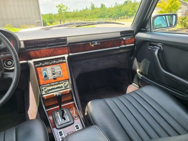 Колата от търга е на 45,000 мили пробег, има 3-степенна автоматична скоростна кутия и 15-цолови джанти, автоматична антена, електрически покрив и стъкла, а също и оригиналната аудиосистема Becker, но с подменени говорители. Коженият салон изглежда в много добро състояние. Но круиз контролът е повреден и не работи. Ден преди края на търга, най-високата предложена цена е 20,000 долара. 
