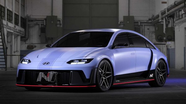 Електрическият Ioniq 6 току-що се появи на пазара миналата година, но вече е известно, че корейският производител има големи планове за своя модел. Представената през миналата година концепция RN22e показа, че Ioniq 6 N вече е на хоризонта, като може да дебютира съвсем скоро като моделна година 2025.
