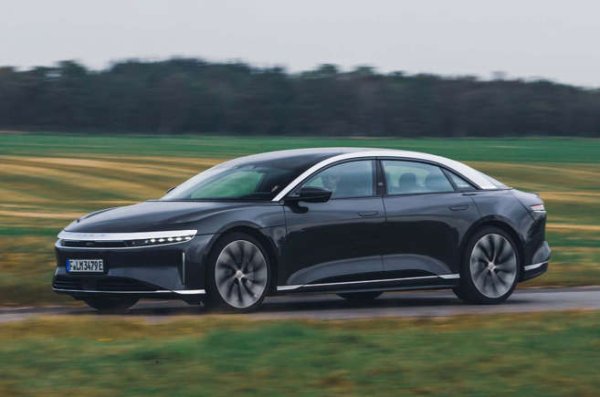 Американската кола води в тази луда надпревара с нечуваните 830 километра, постижими благодарение на огромната112kWh батерия.

Със своята 900V технология - Air може да бъде зареждана с мощност до 300kW. Тоест, добавяш едни 480 километра за 20 минути.

The Air Grand Touring още не е пусната в продажба на европейските пазари, но в Америка цената й започва 101 500 евро. 
