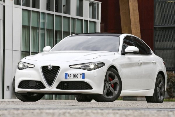 Двулитровият бензинов агрегат, вътрешно наречен FCA-GME-T4, предлага 200 или 280 к.с. и работи със стандартната осемстепенна автоматична скоростна кутия на ZF. Въпреки използването на електрохидравличната система MultiAir за контрол на всмукателните клапани, което теоретично може да причини проблеми, този двигател не показва много дефекти. 

Същият агрегат намира и в американските модели Jeep и Dodge, където трябва да се справя с по-нискокачествено гориво и по-малко внимателно обслужване. Собствениците хвалят характерното представяне, благодарение на използвания турбокомпресор, съчетано с желанието да се върти при по-високи обороти.
