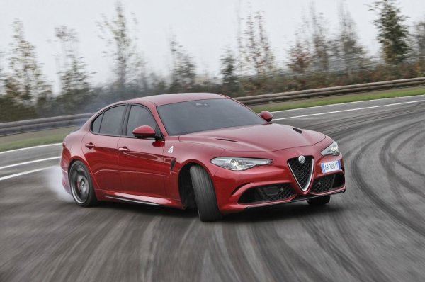 На върха на гамата стои Quadrifoglio с 2,9-литров V6 битурбо двигател и 510 к.с. Противно на легендите, които се разпространяват, това не е двигател на Ferrari &ndash; често срещани са само някои дизайнерски предположения и лицето на главния инженер Джанлука Пивети, който преди това е работил в Маранело. Най-добрата версия е налична само със задно предаване, а с малко късмет дори можете да намерите екземпляр с ръчна скоростна кутия.