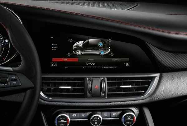 Мултимедийната система може да прекъсва или да замръзне в най-неподходящия момент, дисплеите понякога спират да реагират на допир, а сензорите по каросерията обичат да правят номера, генерирайки странни съобщения на таблото. Утехата е, че компютърната диагностика най-често веднага показва виновника.

Често докладвани проблеми включват повредени електрически снопове в капака на багажника и релета на горивната помпа. Въпреки това, диагнозата на тези дефекти не изисква много часове търсене на причината и попада в категорията типични работни проблеми, с които всеки компетентен автомобилен електротехник може да се справи.
