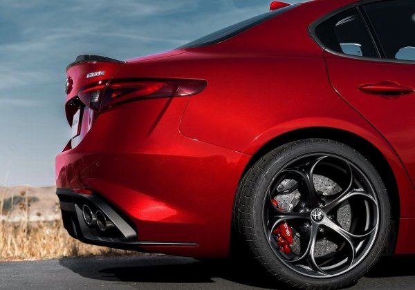 Компонентите на окачването на Giulia обикновено се повреждат преждевременно само при пътуване по неасфалтирани настилки. Появява се неравномерно износване на гумите, както и шумове при преминаване през неравности и хлабаво управление.

Механици с опит в ремонт на италиански седан препоръчват при смяна на износени спирачни накладки, собствениците на Giulia да използват керамични накладки като заместители. Също така трябва да се внимава за недостатъчна спирачна течност.
