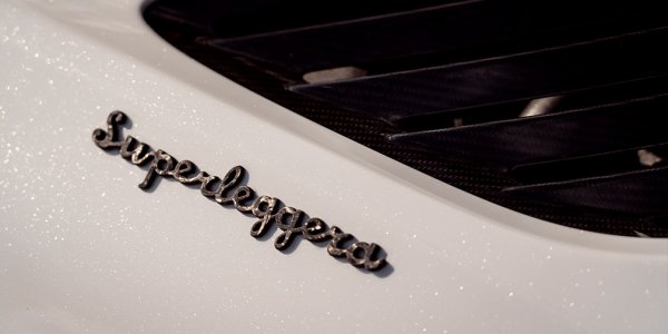 Aston Martin DBS Superleggera Volante 