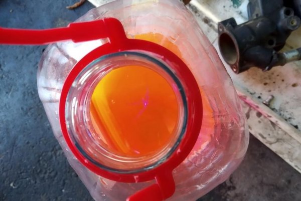 Изкушението да спестиш някой лев от поддръжката на колата е разбираемо - за кое по-напред? Ако единият антифриз в магазина струва наполовина на другия, решението е лесно. Но в съвременната епоха ниската цена винаги е за сметка на вложените материали и труд. Евтината охладителна течност кипва по-рано и води до системно прегряване на мотора. Да не говорим за хората, които предпочитат съвсем да спестят и през лятото наливат вода. 
