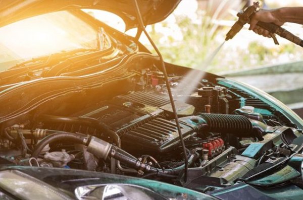 Като цяло това е излишна процедура. Двигателят не е създаден да бъде чист. Но дори на всяка цена да искате от време на време да отмиете калта и маслото, не го правете сами и с подръчни средства. Първо трябва да защитите от вода всички уязвими места - да откачите клемите на акумулатора, да покриете генератора, корпуса на въздушния филтър... А след миенето - старателно да подсушите и продухате всички клеми и контакти. По-добре да оставите тази работа на опитни професионалисти. А най-добре въобще не се занимавайте. 
