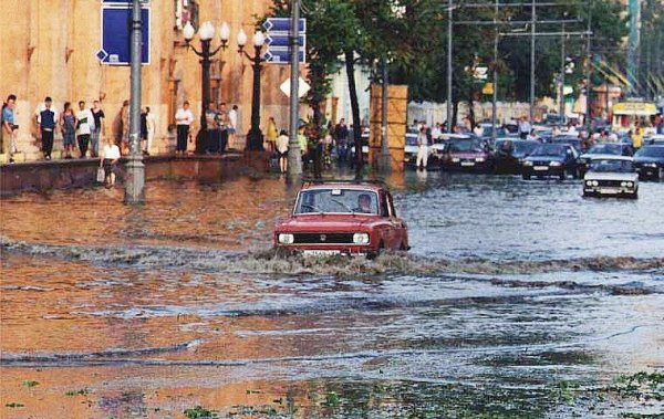 Дядото на автора някога имаше Москвич 2140, който при всяко нагазване в по-дълбока вода угасваше и трябваше да се чака да изсъхне. Днешните коли не са толкова чувствителни, разбира се - но тъкмо това дава смелост на много шофьори да газят смело в локвите. Но излишното излагане на двигателя на влага носи само вреди. А ако вода някак си попадне в цилиндъра в цикъл на сгъстяване, това е краят за мотора. 

