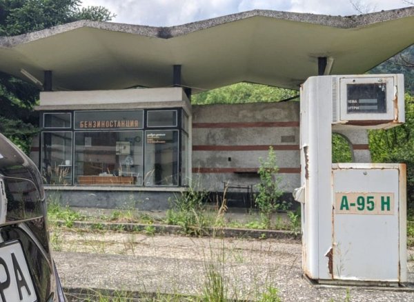 Двигателят е предвиден да се нагорещява - в крайна сметка нали е с вътрешно горене. Но не бива да прегрява, защото много от компонентите му имат ограничена издръжливост на твърде високи температури. Недостигът, или ниското качество на антифриза е една от възможните причини за прегряване. 
Друга е компромисният избор на гориво. Съблазнително е да заредите бензин с 20, 30, 40 стотинки на литър по-евтино. Но в девет от десет случая ниската цена е за сметка на качеството. Калпавият бензин с по-ниско октаново число гори по-бавно и с повече детонации, което също води до прегряване. 
