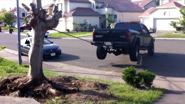 Прегряването на мотора - от недостиг на масло или други причини - нерядко води и до най-голямата неприятност: заклинване на бутала или на колянов вал. Заклинилият двигател е или окончателно мъртъв, или може да бъде съживен само с основен ремонт. 
Твърде често обаче заклинване се предизвиква и от задкормилното устройство: примерно ако шофьорът претовари двигателя в опит да изтегли твърде тежко ремарке по стръмното, или да изкорени дърво на вилата, или други подвизи от този порядък. 
