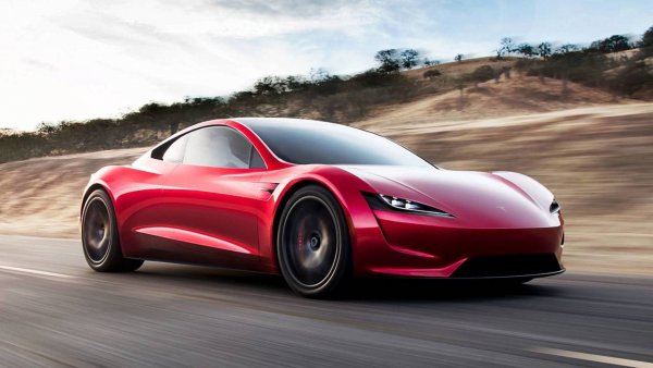 Tesla твърди, че следващото поколение на Roadster ще бъде "подходящо оръжие", когато излезе на пазара, най-вероятно в края на 2020 г. Както видяхме от концепта през ноември, серийният модел би трябвало да има някои от същите спецификации. Tesla обещава пробег от 1000 км и възможност за спринт до 60 мили в час (96 километра в час) за по-малко от две секунди. Буквално преди седмица обаче Илон Мъск намекна, че моделът може да претърпи известно отлагане във времето. 