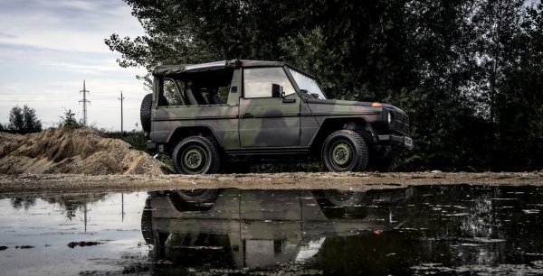 Символът на лукс, пари и власт в наши дни, започва живота си като армейски всъдеход. Инициатор на създаването на машината е шахът на Иран, който по онова време е сред крупните акционери в Daimler. G-Class се предлага в най-различни модификации за различни войски по цели свят, като в някои армии е на служба и до днес.