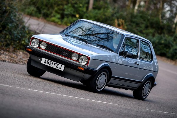 Някои го смятат за първия хот хеч в историята, което е спорно и най-вероятно - невярно. Няма съмнение обаче, че първият Golf GTI е най-прочутият. Показан за пръв път през 1976, той се задвижваше от 1.6-литров бензинов мотор с инжекция и 110 коня мощност. По днешните критерии може и да ви се види малко, но истината е, че онзи Golf тежеше едва 870 килограма - наполовина на съвременните си наследници. Мощността е хубаво нещо, но пъргавината е още по-хубаво, а тя идва само при ниско тегло. Първият GTI имаше и друга чаровна черта, която в наши дни е на изчезване - беше само с три врати. 
