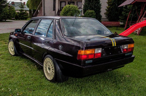 Има обаче какво да се желае по отношение на техниката. Седанът използва 2,0-литров турбомотор от Alfa Romeo 164 и стандартна трансмисия 4х4 от Prisma. Предното окачване е McPherson, има и спирачки Brembo. Поставени са скъсени заводски пружини и амортисьори Bilstein B6. Както признава Вилк, по колата има още много работа, за да се превърне в пълноценна Integrale. 