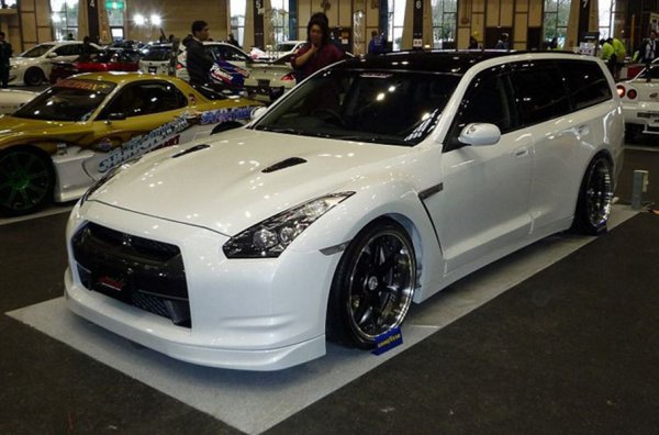 Nissan GT-R е невероятен автомобил, но е и крайно непрактичен. Отзад може да седне човек, само ако краката му са притиснати към гърдите (и то само в случай, че на предните седалки са двама ученици), а в багажника влиза малка елха с гирляндите. В гамата на Nissan има по-практични модели, но пък те нямат такива характеристики (не броим Juke-R). Този недостатък отново е решен с помощта на тунинг-ателие.
