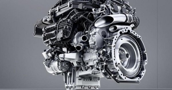 За да намалят теглото, но да повишат ефективността и екологичността на двигателите, производителите намаляват работния обем, а турбокомпресорът се използва за повишаване на намалената мощност. Това води до увеличаване на натоварването на всички елементи от цилиндър-буталната група. В същото време използваните материали в никакъв случай не са от космическата индустрия. Където е възможно, производителите се опитват да оставят части и възли от атмосферните двигатели.

Понякога четвъртият цилиндър просто се „отрязва“ от двигателя, като така той става трицилиндров. Тези агрегати обаче са недостатъчно балансирани и имат неприятен звук. Междувременно натоварването на частите се увеличава пропорционално на увеличаването на въртящия момент.

Към по-малко надеждната част на новите двигатели можем да отнесем и турбокомпресора. Това устройство всъщност може да бъде разглеждано като независим газотурбинен двигател и следователно в него има много системи - управление, смазване, охлаждане, които нерядко дефектират. Напоследък стана популярно т.нар. битурбо, при което се използват два турбокомпресора или механичен нагнетател в комбинация с турбокомпресор. Всичко това усложняване на агрегата води до вероятността от повреди на системата, броят на елементите в която вече е значително по-голям.