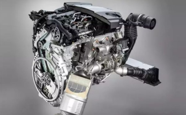 При някои двигатели ангренажното задвижване не е разположено отстрани на коляновия вал, а между последния цилиндър и маховика. Казват, че това намалява вибрациите. В този случай, за да смените веригата обаче, е необходимо да разглобите двигателя. Такива са например дизеловите двигатели от серията N на BMW - както четирицилиндрови, така и шестцилиндрови. Истината е, че има основателни съображения, които карат инженерите да поставят ангренажното задвижване между двигателя и скоростната кутия, но със сигурност от ремонтопригодност, това не е практично...